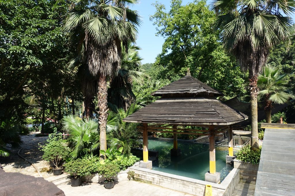 Die Hot Spring Anlage ist ganz in der Nähe. Aus irgendeinem Grund sind Chinesen verrückt nach heißem Wasser, bei fast 40° wird es trotzdem auch heiß getrunken. Kaltes Wasser gilt als ungesund.